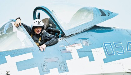 “一人一机”飞抵珠海，苏-57飞行员有多传奇？