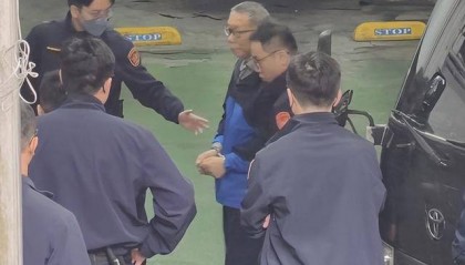 法院凌晨裁定柯文哲以3000万元新台币交保，并限制住居、出境及出海