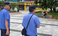 广东东莞一男子吸烟后随手扔烟头，被罚100元
