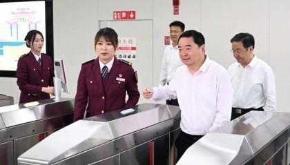 辽宁省委书记、省长乘地铁与乘客交流