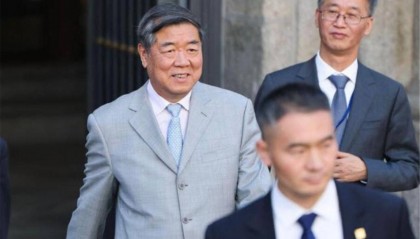 中美激烈交锋两天后，中国大胜归来，中国代表走出会场喜气洋洋