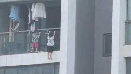 吓人！幼童悬空挂13楼阳台外玩“引体向上”，街道办回应