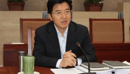 在教育部党组副书记、副部长等职上，杜玉波非法收受他人巨额财物