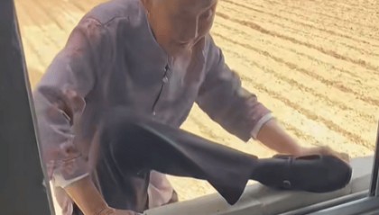 90岁姥姥为抄近路，徒手翻墙回家，本人回应：我真出息呢