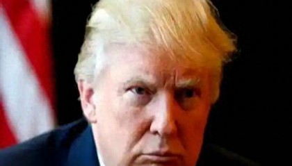 再次翻脸！特朗普重启关税大棒，没想到中方出手快准狠：直接被稀土卡住脖子！