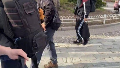 李现加入公园打鸟大爷队伍，网友：设备不如大爷