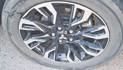 哈尔滨王女士：中山路驾车压到翘边井盖，轮胎废了