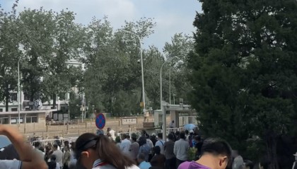 游客进京看阅兵称看到战机编队“这趟值了”，埃文凯尔现身天坛引发围观