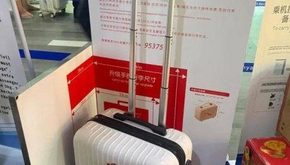 女子携20寸行李箱登机被指超标，无奈取出行李将空箱以48元托运，首都航空回应