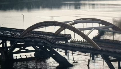 大桥坍塌，紧急封闭！