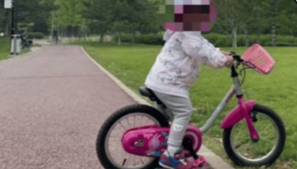 小区综合整治拆除防护栏，三岁半女童窗户高坠，施工单位回应