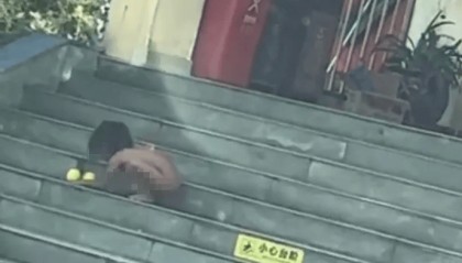 “野人小孩”最新进展:小孩已被养成不穿衣服习惯,父母都没工作,孩子没上户口,公安民政妇联已介入