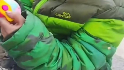 记者实探西安8岁女孩的家：小屋窗户没玻璃，邻居经常投喂称她“很聪明”，听到上学后激动大喊