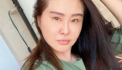 57岁王祖贤最新自拍照曝光!素颜出镜撩头发状态佳