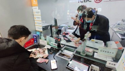 工行汉中北团结街支行兑换“火烧币”解民忧