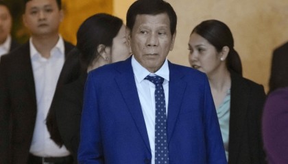 杜特尔特被捕引民愤,南部菲军突然倒戈,小马科斯没想到,亲姐也要“大义灭亲”!