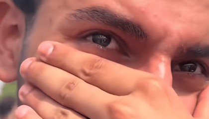 伊拉克籍记者看阅兵后，忍不住哭泣：特别希望中东能实现和平，过上像中国人一样的生活