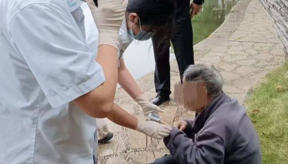 事发湖南烈士公园!80多岁老人不慎落湖,众多市民合力救助