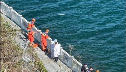 95后女游客大梅沙意外坠海被卷走，遗体已打捞！原因正核实