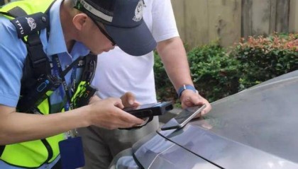 “我不会跑 我是张纪中”,张纪中撞车与事主唠嗑叹负担重