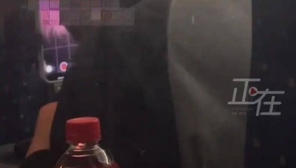 吃播网红高铁上边吃边吐2小时?乘客:一车厢的味儿!网友评论→