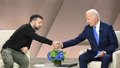 俄军一指挥部被摧毁!拜登宣布,近25亿美元!泽连斯基解除两州州长职务