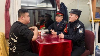 列车上一醉酒“纹身哥”突然对乘警说“我是逃犯”,乘警一查:不,你不是!