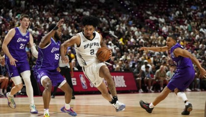 夏联综述:布朗尼17+5+5湖人输德比 河村勇辉两双