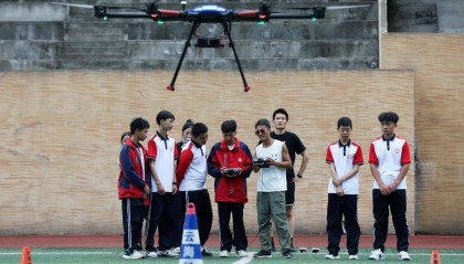 四川彝族职校学生操控无人机越过大山 为家乡特产开辟“空中通道”