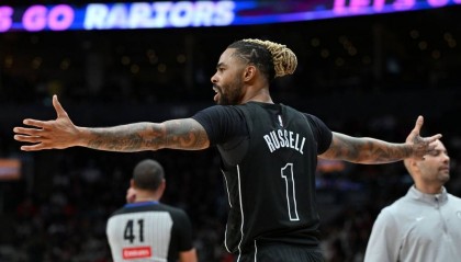 拉塞尔花钱从队友手里买回1号球衣 扎伊尔:无法拒绝的价格