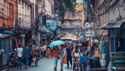 老人尼泊尔旅游发了条朋友圈话费1万6，这是什么梗，老人被割韭菜？