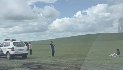 法院车辆出现在内蒙古草原被质疑公车私用,黑河中院:干警执行任务途中,帮游客拍照