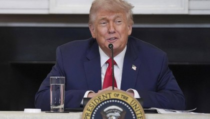 实在是太解气!美财长还敢逼中国换谈判代表?结果我国做出个意外动作,特朗普的梦该醒了