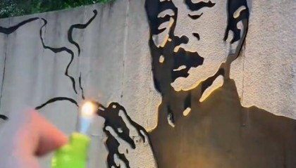 鲁迅夹烟墙画被投诉误导青少年，绍兴文旅：网友意见一致要求不用修改，不会因一人投诉就盲目更换