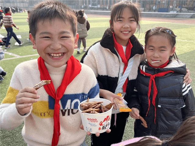 牛娃赶集 “庙”趣横生——东坡区富牛小学举办迎元旦Q币市场活动