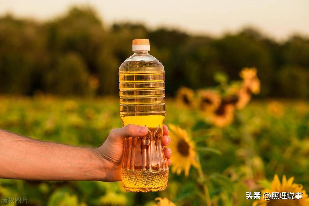 为证自家清白，鲁花主播直接喝油，信任危机下如何让良币驱逐劣币