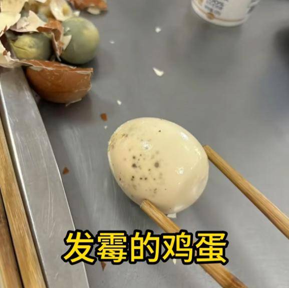 苏州一学校被曝学生宿舍环境脏乱差，食堂有发霉鸡蛋？校方回应