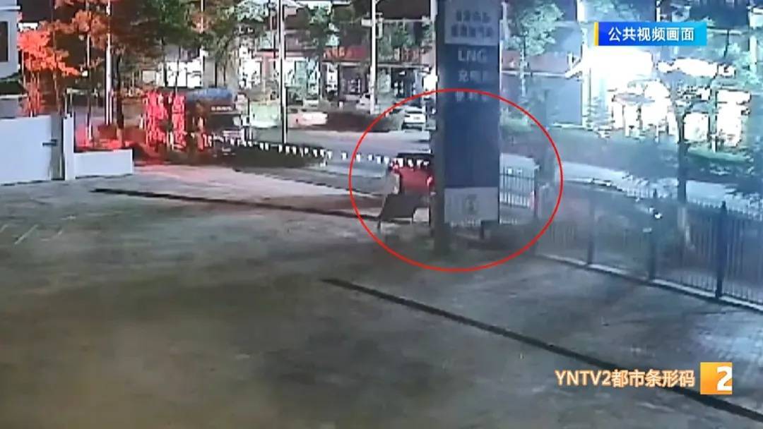 过程不到2分钟！深夜母子潜入建设中的加气站……