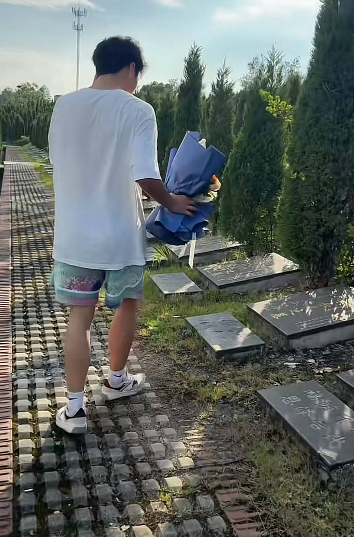江西一高考生将妈妈遗照贴在衣服上参加高考，结束后拿着花直奔妈妈墓地悼念