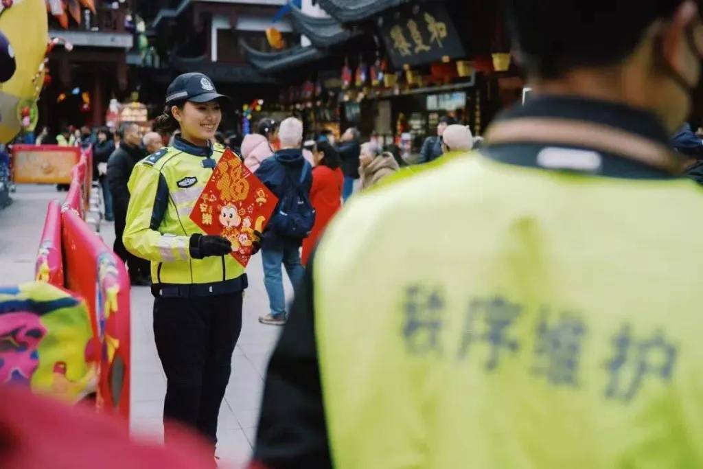 上海外滩“最美女警”被盯上！为了拍她，有人连续蹲守几天