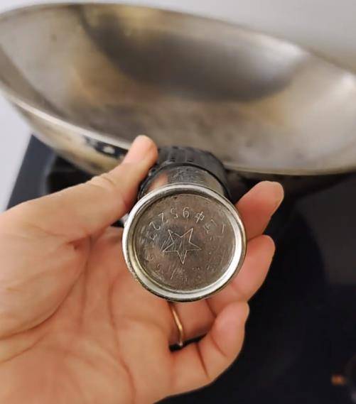 铁锅用了二三十年仍不粘不锈,女子在线寻厂家想“再买一个”,厂家称已停产