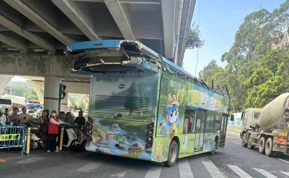 深圳一辆双层巴士高架桥下遭“剃头”，玻璃碎片散落一地，多方回应