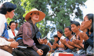 泰国王太后诗丽吉去世，留下19顶奢华王冠和她的传奇一生