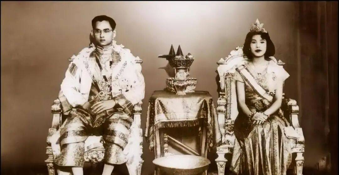 泰国王太后诗丽吉去世，留下19顶奢华王冠和她的传奇一生