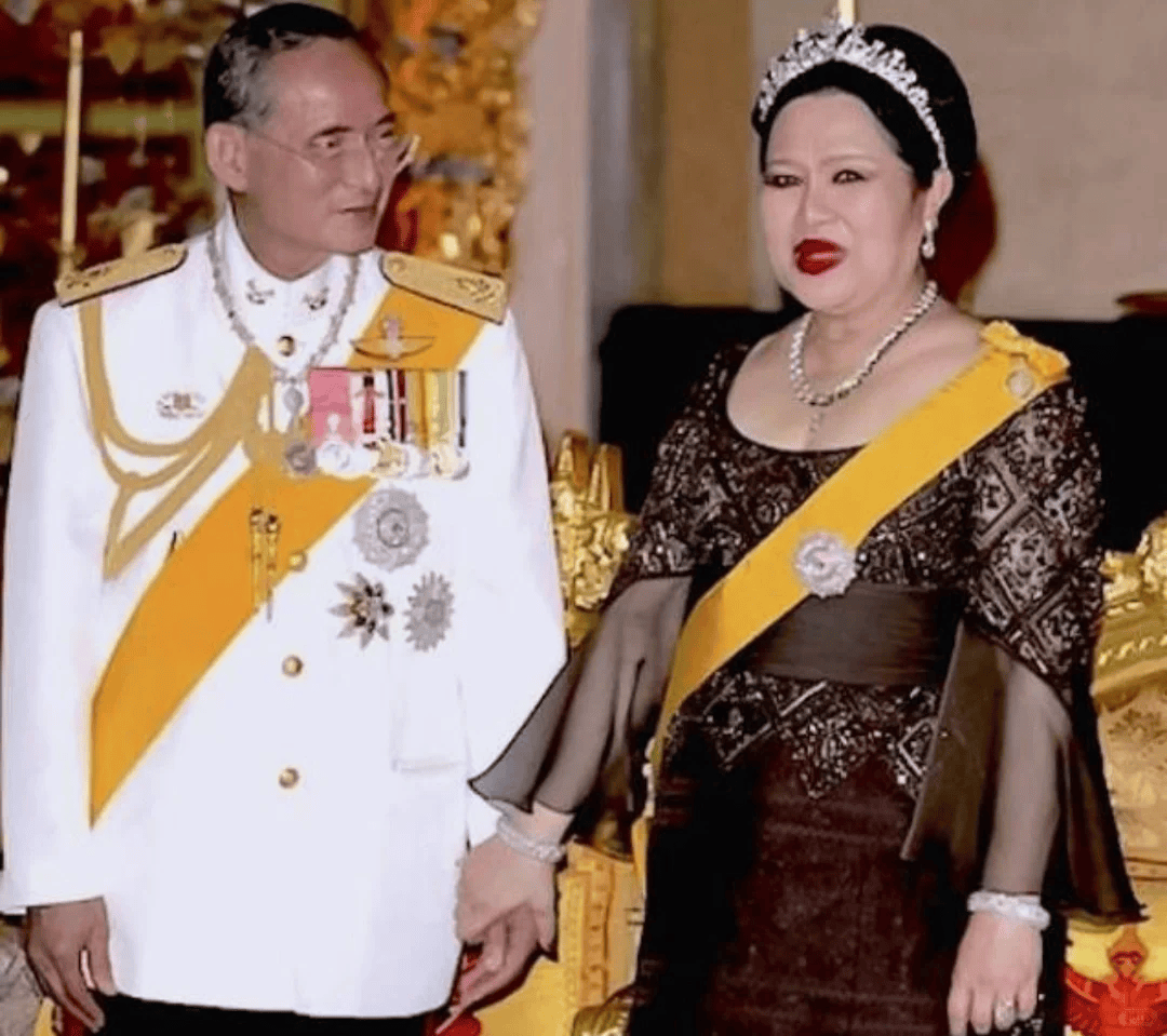 泰国王太后诗丽吉去世，留下19顶奢华王冠和她的传奇一生