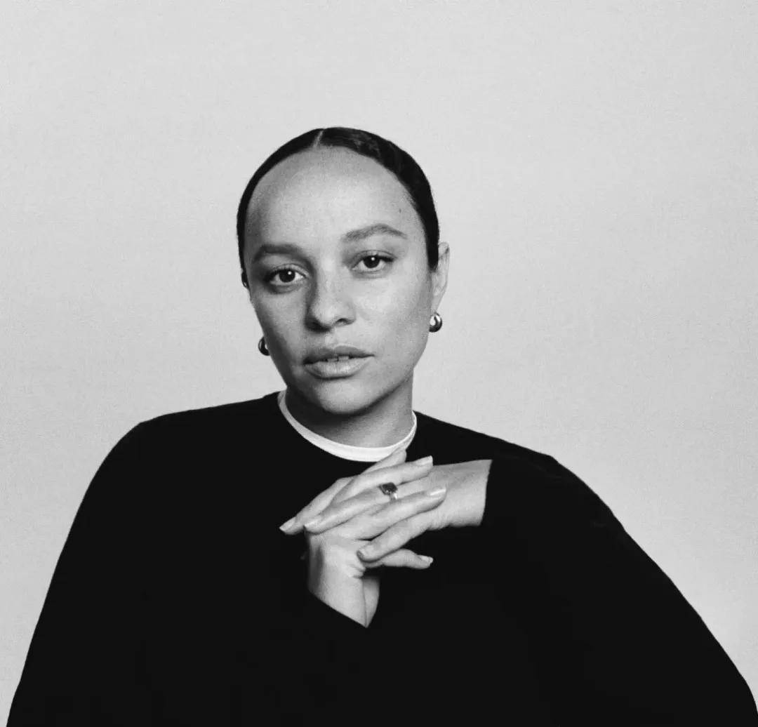 贾玲李现请假视频受热议,宁艺卓封面风格突破,顶尖设计师履新引关注