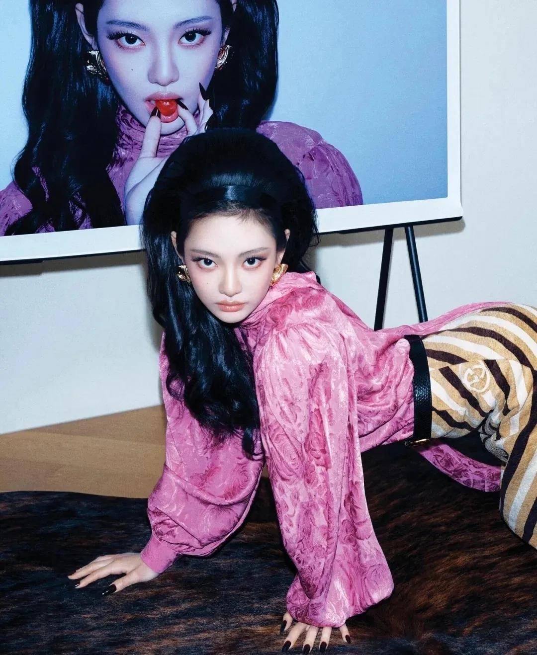 贾玲李现请假视频受热议,宁艺卓封面风格突破,顶尖设计师履新引关注