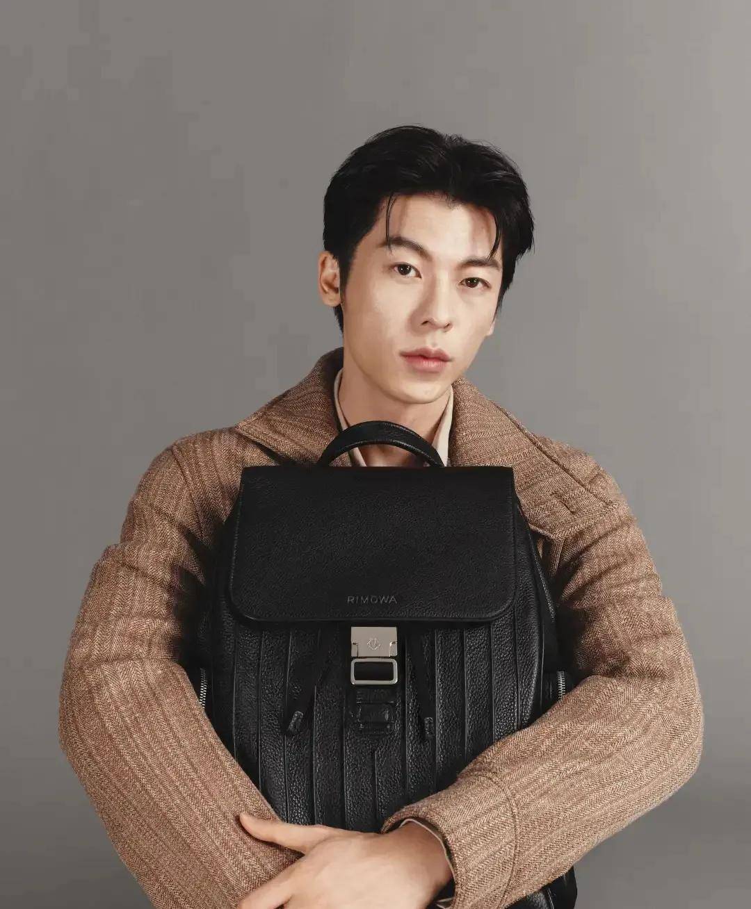 贾玲李现请假视频受热议,宁艺卓封面风格突破,顶尖设计师履新引关注