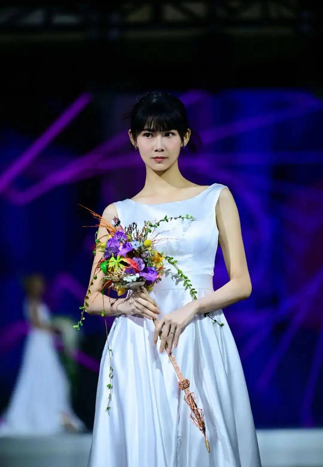 贾玲李现请假视频受热议,宁艺卓封面风格突破,顶尖设计师履新引关注