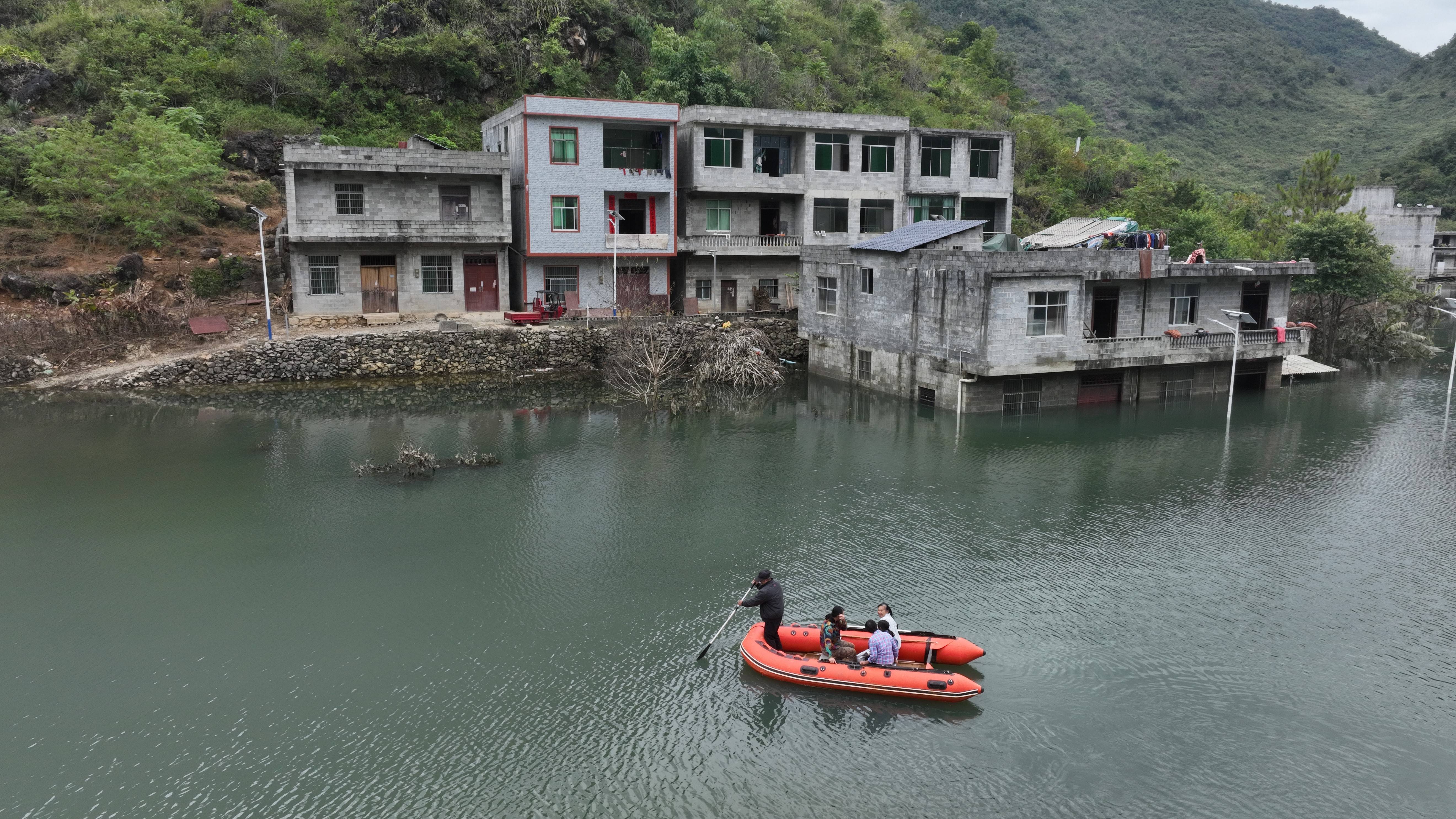 村镇导演追三个超强台风 拍下被遗忘的农民
